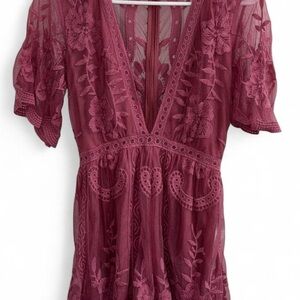 Honey Punch Magenta Lace Romper Size Small Excellent Condition